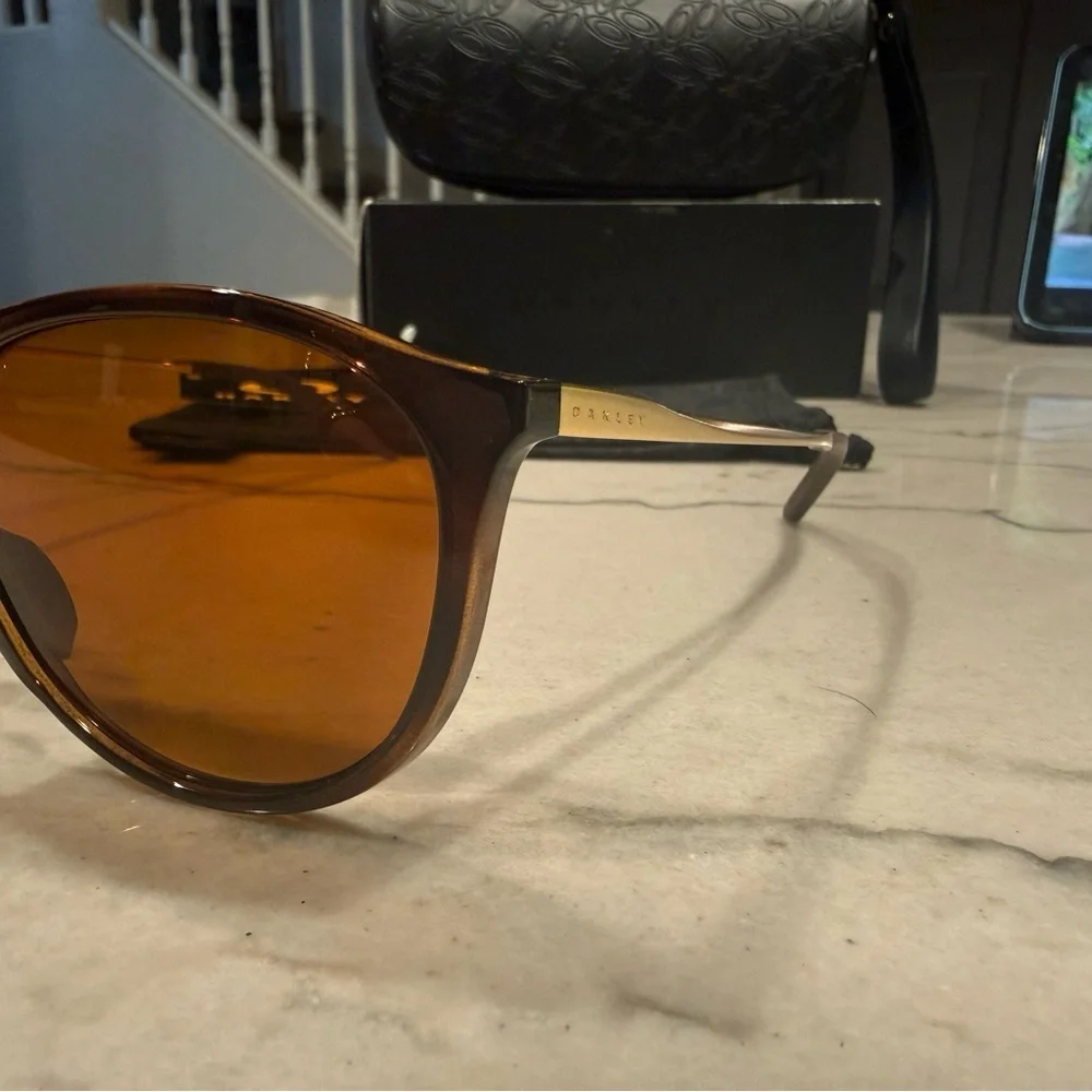 Oakley chic sunglasses